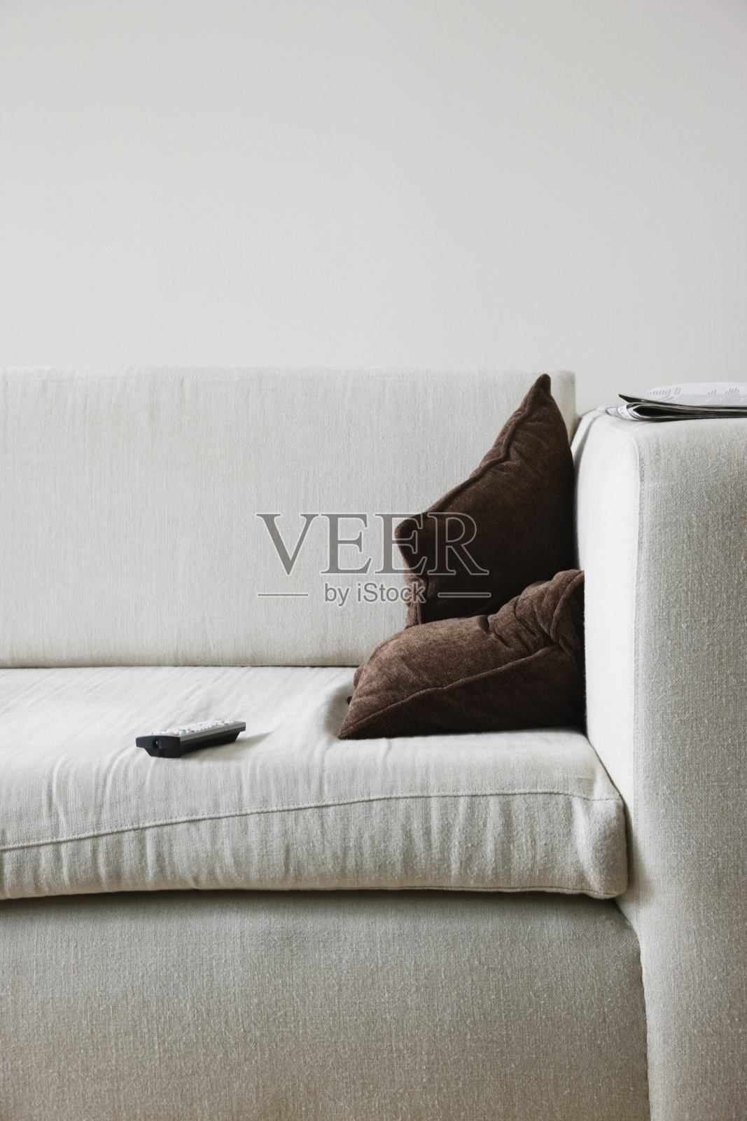 沙发上的电视遥控器照片摄影图片