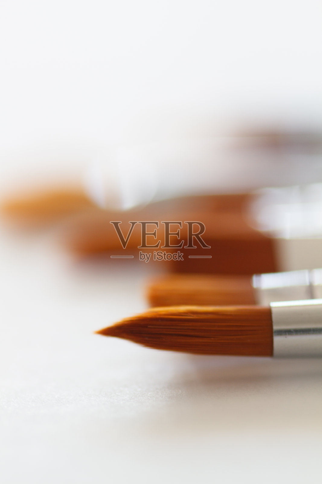 工坊里的艺术画笔。画笔艺术家在一个抽象模糊的背景在工作室的艺术家。照片摄影图片