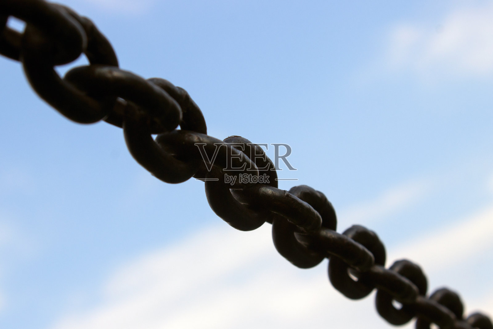 在天空的背景下拉长的金属链照片摄影图片