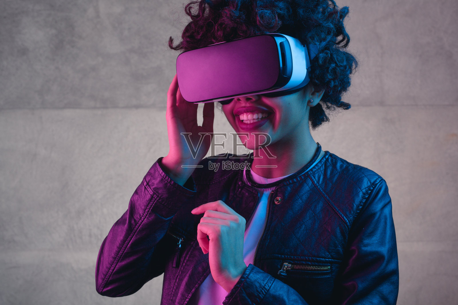 戴着V型眼镜摸头的女人照片摄影图片