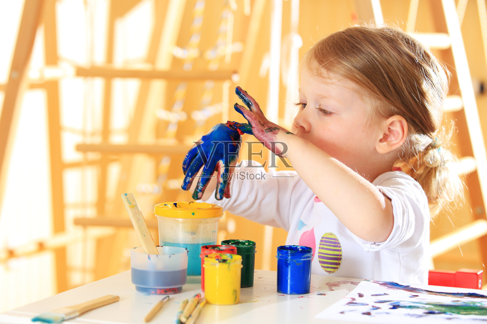 孩子用油漆付款的特写照片摄影图片