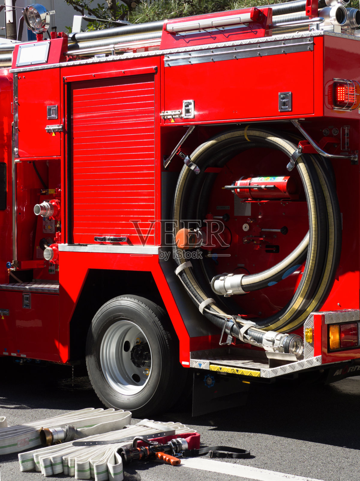 消防队员在消防工作中照片摄影图片