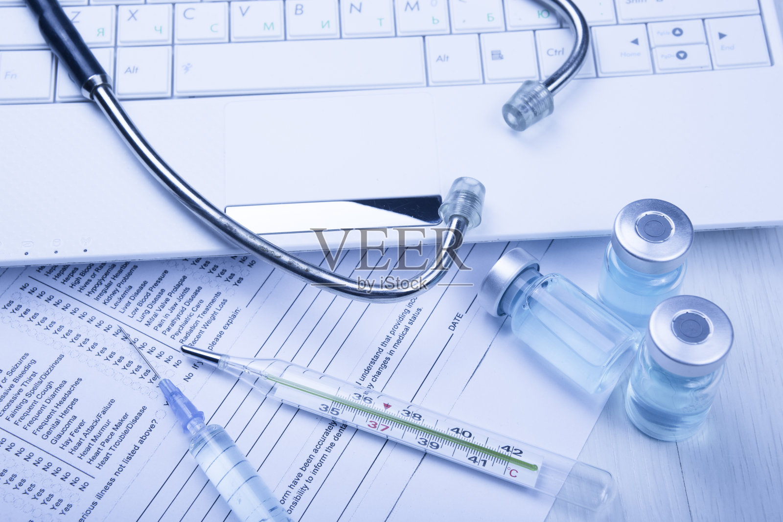 医生桌子上的医疗设备照片摄影图片