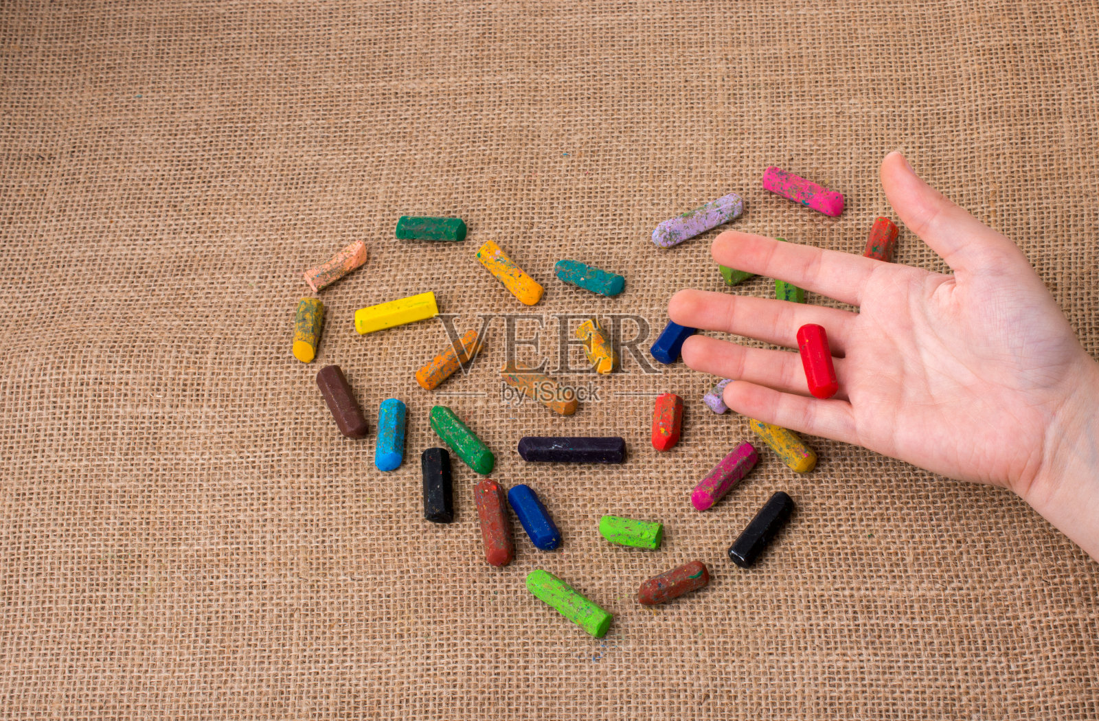 彩色蜡笔做成心形照片摄影图片