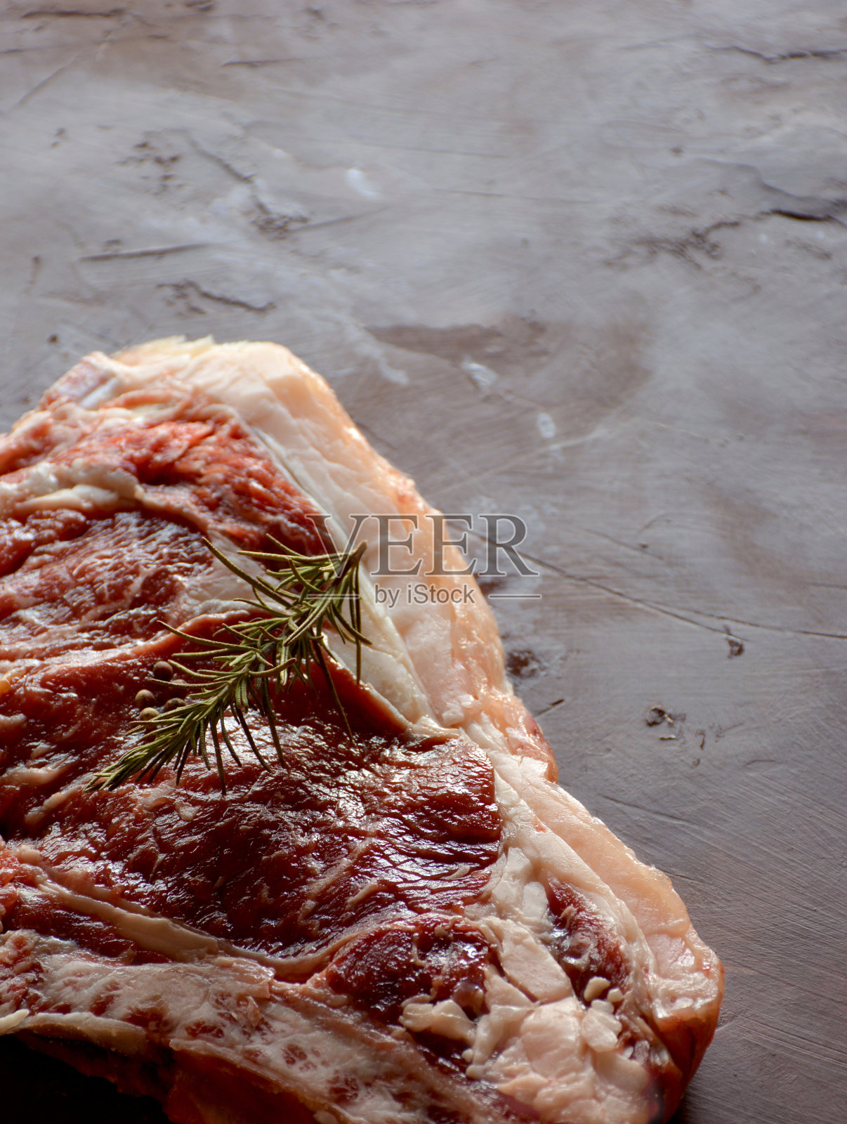 生肉加盐。胡椒和迷迭香照片摄影图片