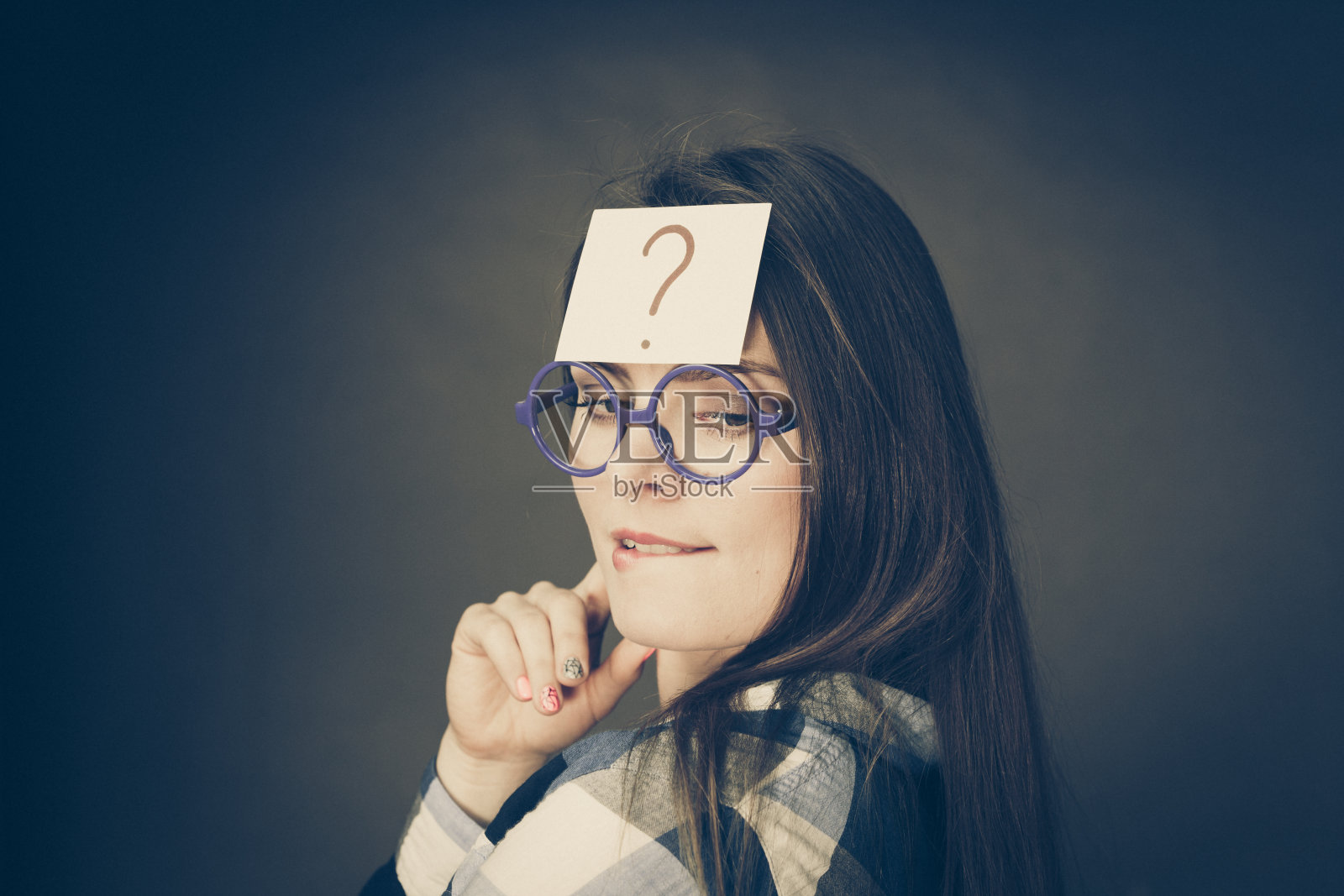 一个女人在想她头上的问号照片摄影图片