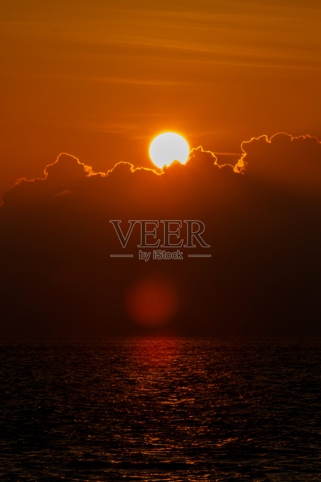 美丽的落日在海上倒影,彩云在天空照片摄影图片