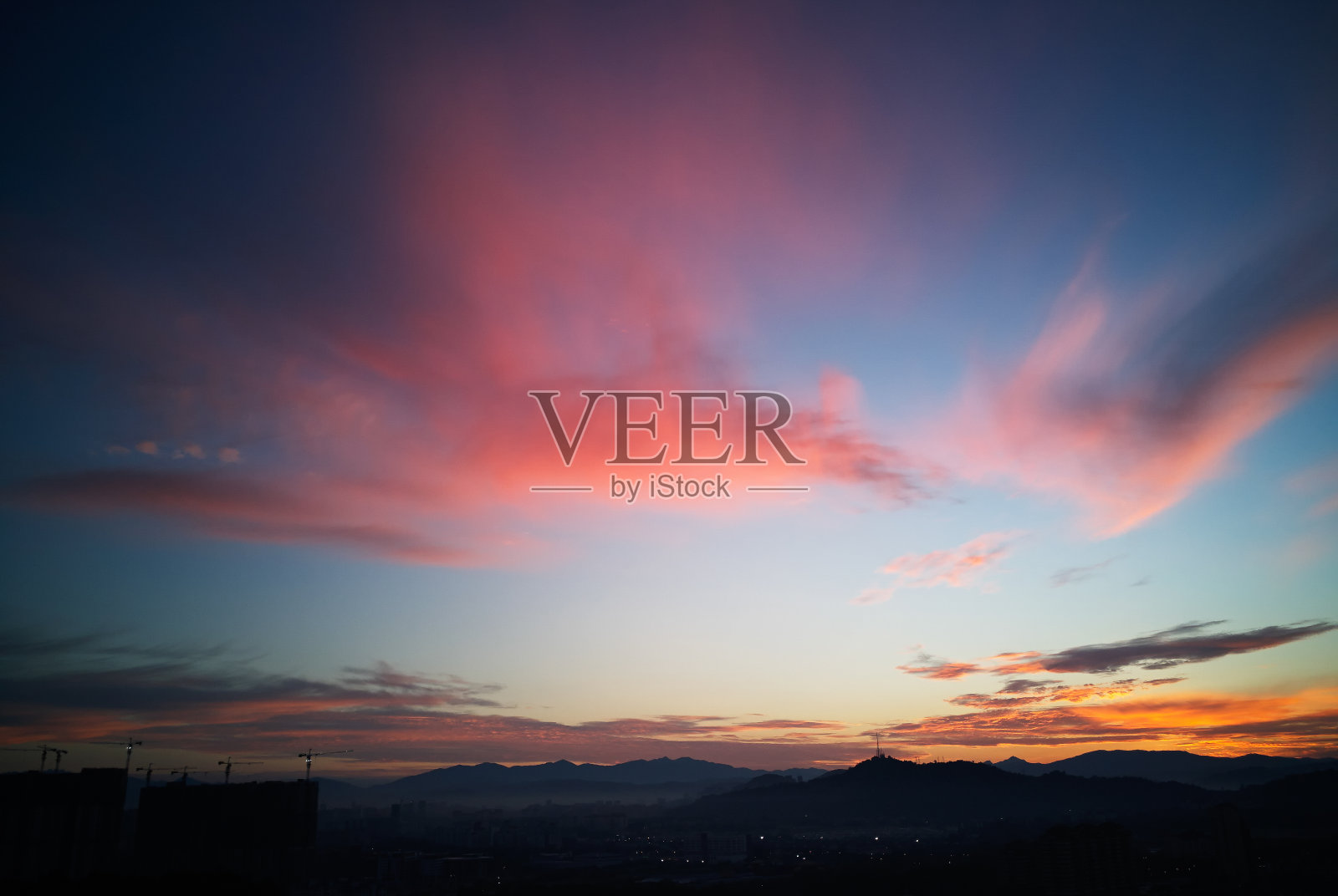 美丽的自然日落日出的轮廓城市天际线和惊人的橙云蓝色的天空在上面。照片摄影图片