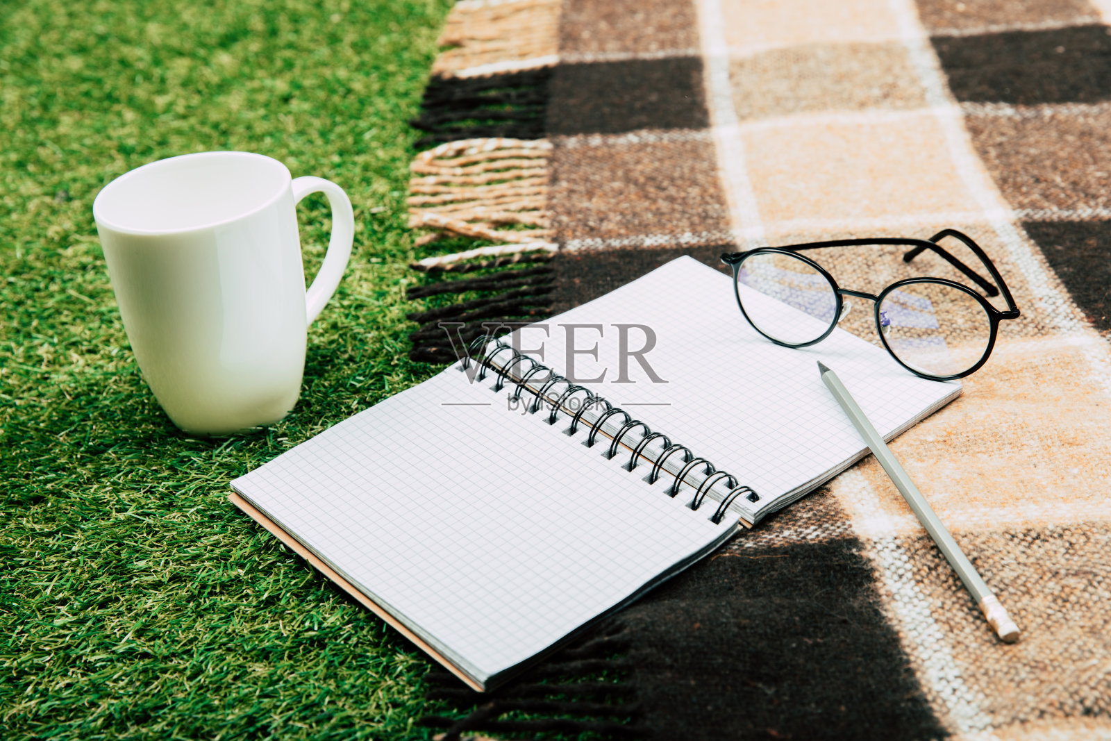 近距离观看空白笔记本与铅笔和眼镜毯子照片摄影图片