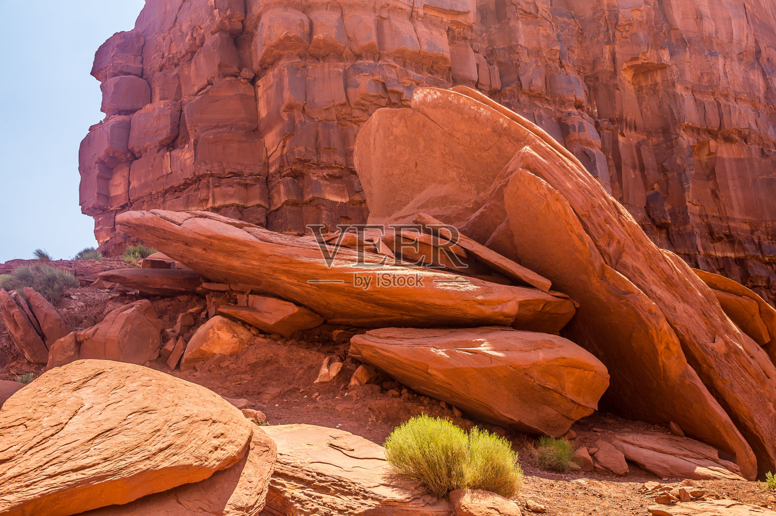 巨大的红色砂岩巨石。纪念碑山谷,犹他州照片摄影图片