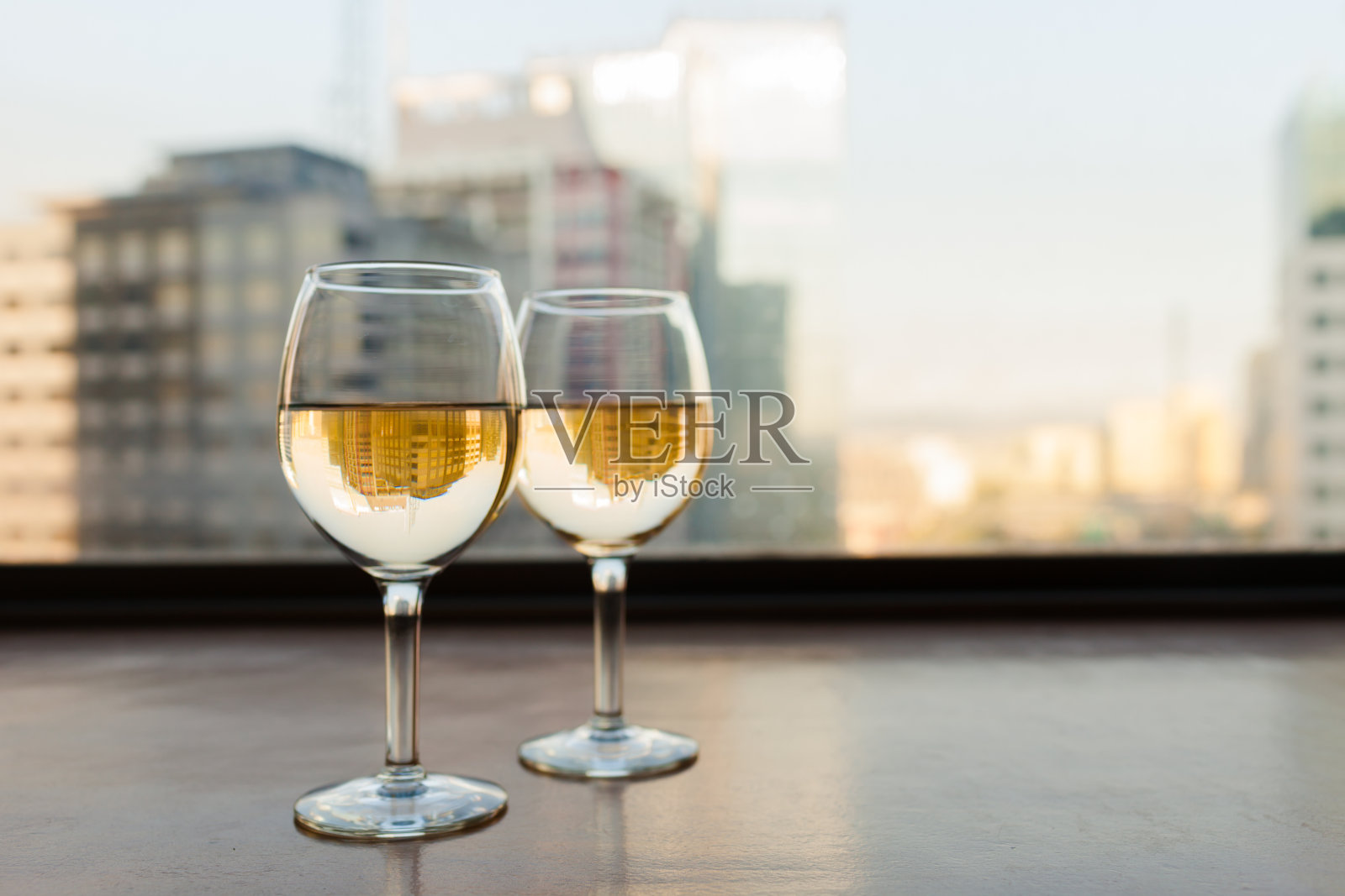 一杯带城市风景的葡萄酒。照片摄影图片