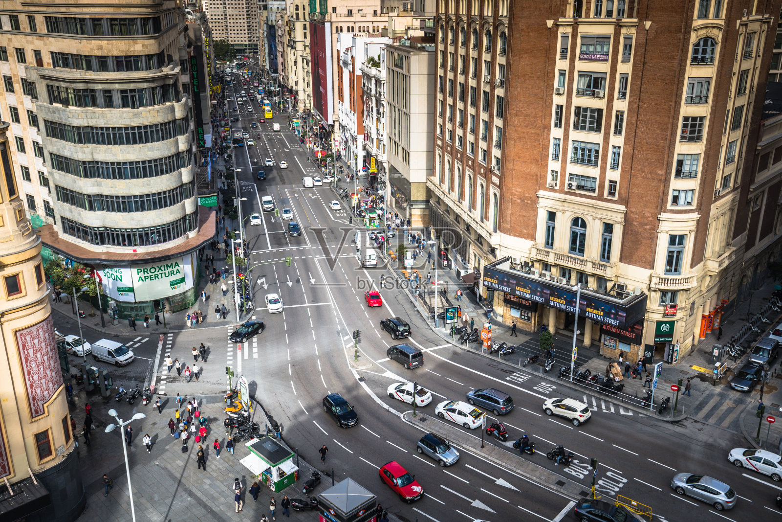 西班牙马德里——2016年9月14日:格兰维亚大街是马德里的主要购物区。照片摄影图片