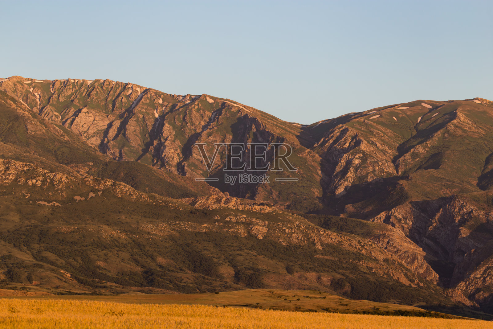 哈萨克斯坦美丽的天山山脉照片摄影图片