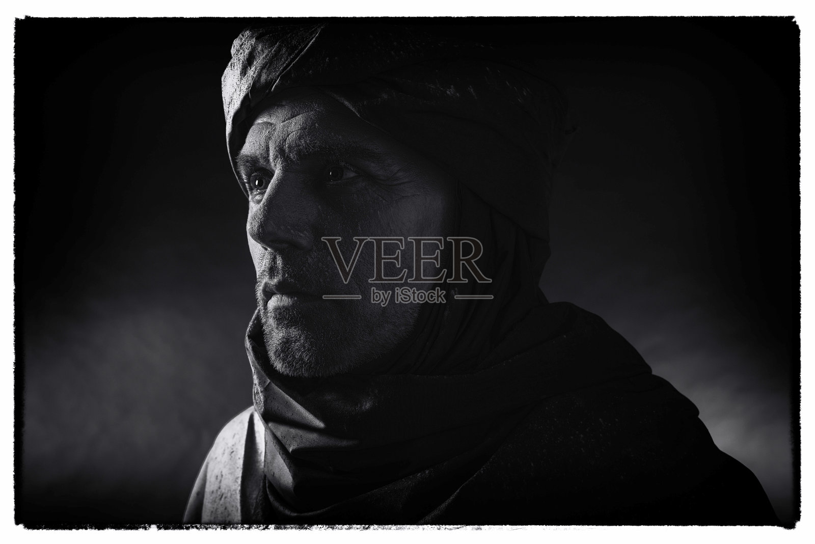 复古黑白照片的柏柏尔人在夜晚的光戴头巾与长袍。影棚拍摄。照片摄影图片