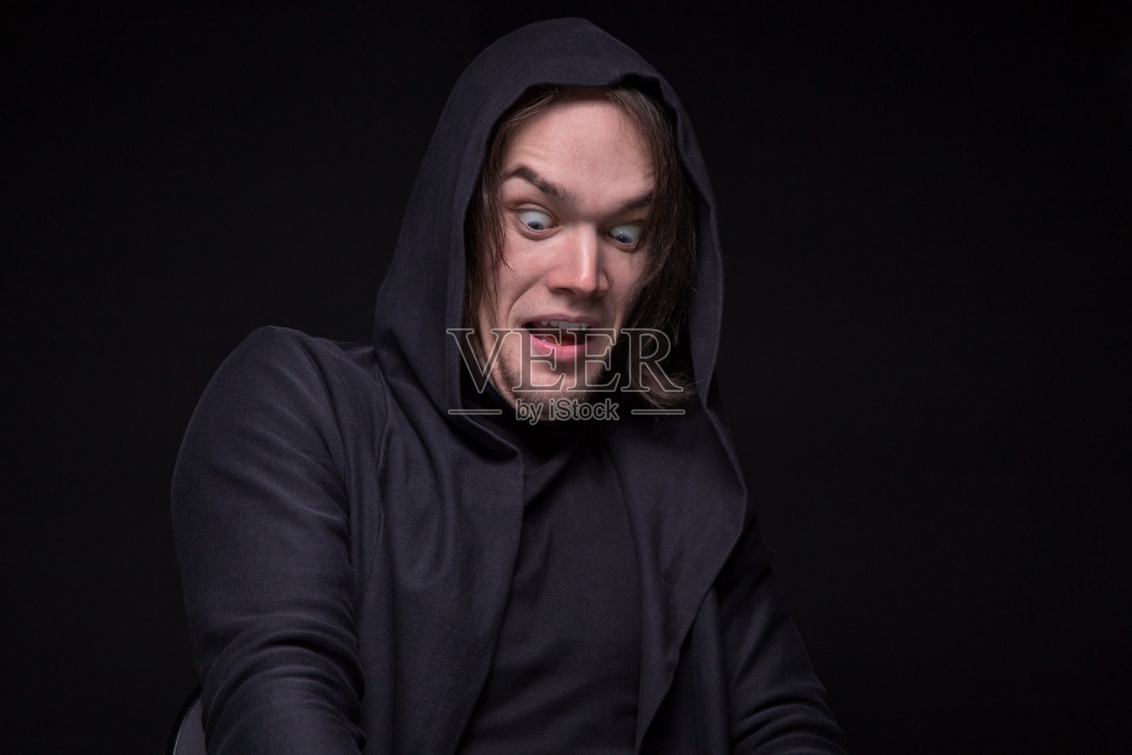 惊讶的兜帽男照片摄影图片