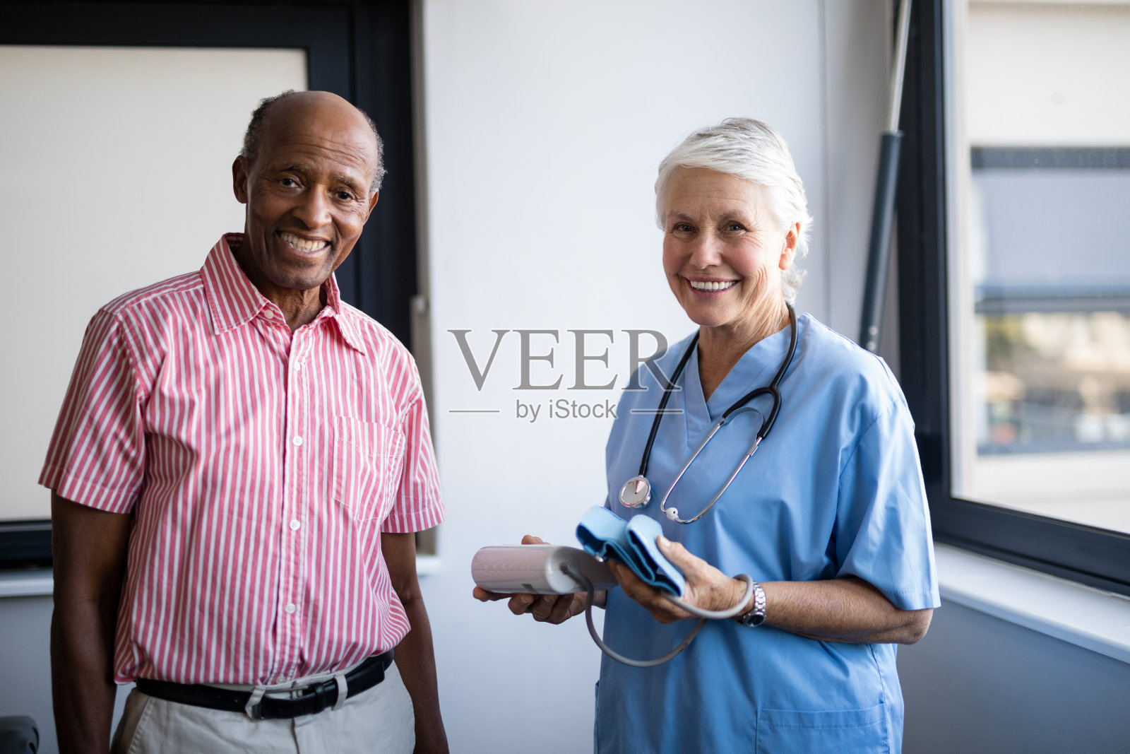 微笑的老人和医护人员的肖像照片摄影图片