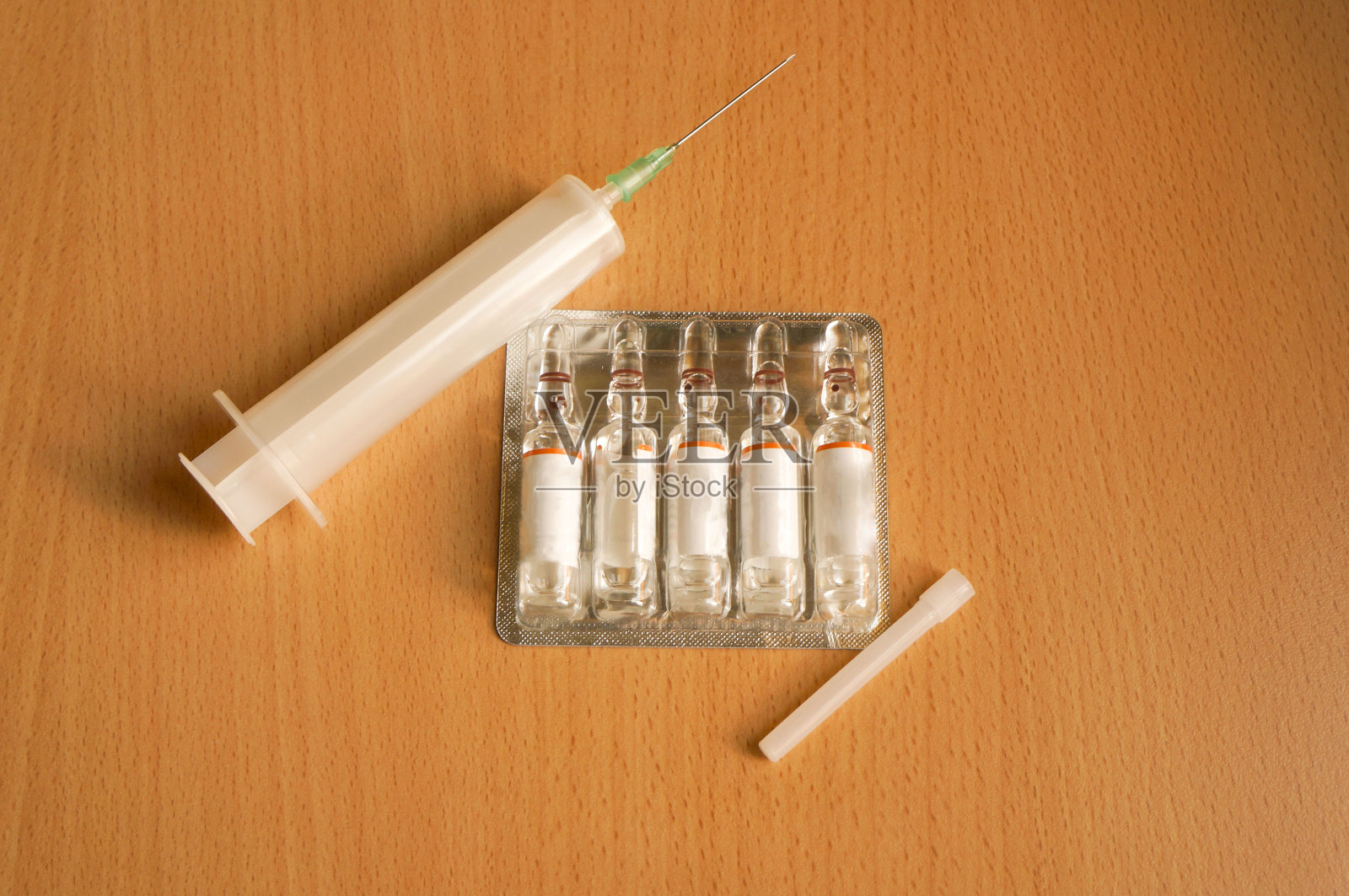 注射器和安瓿、注射剂、胶囊和药片中的药物照片摄影图片