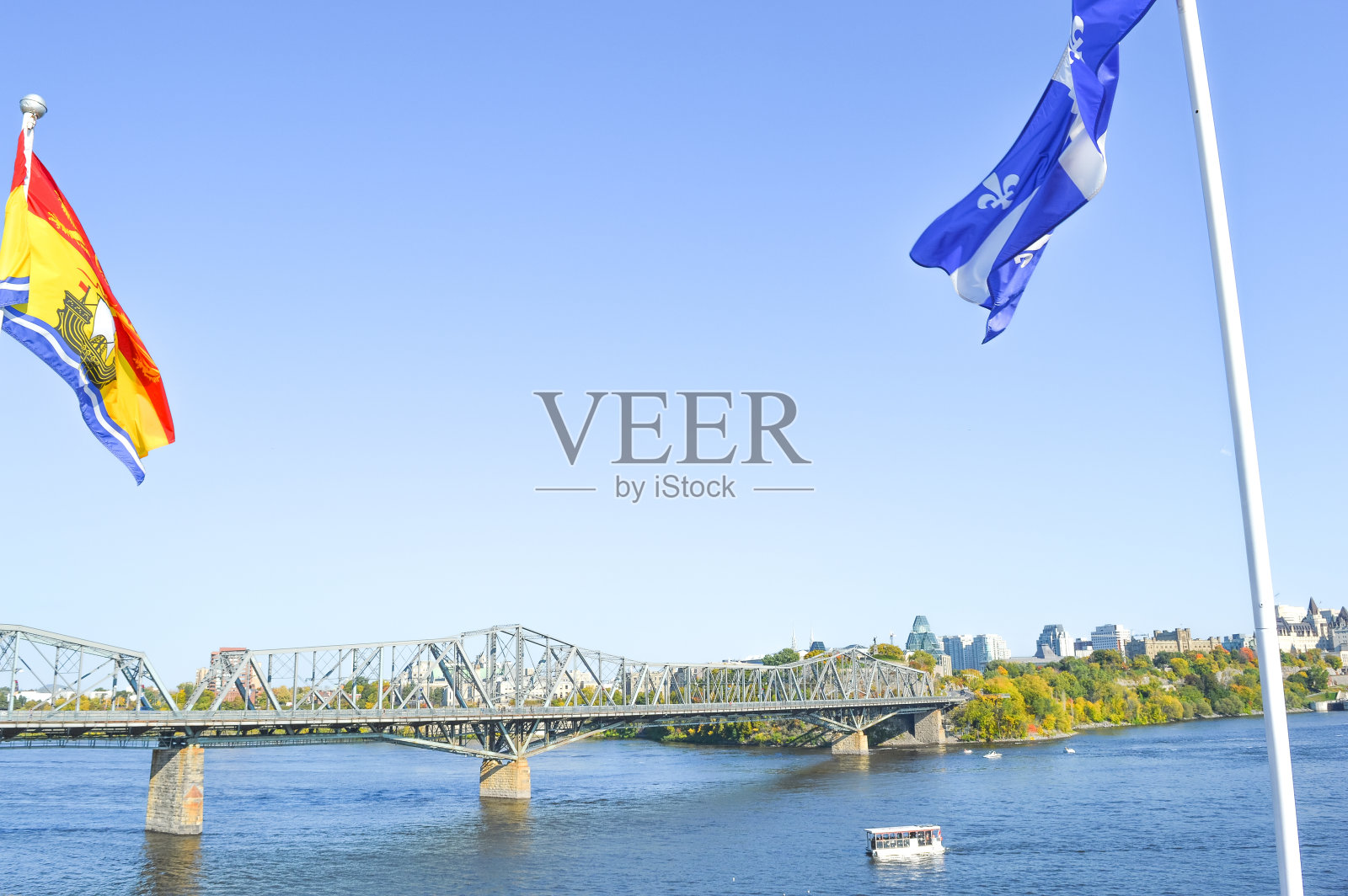 位于安大略省渥太华和魁北克加蒂诺之间的亚历山德拉桥照片摄影图片