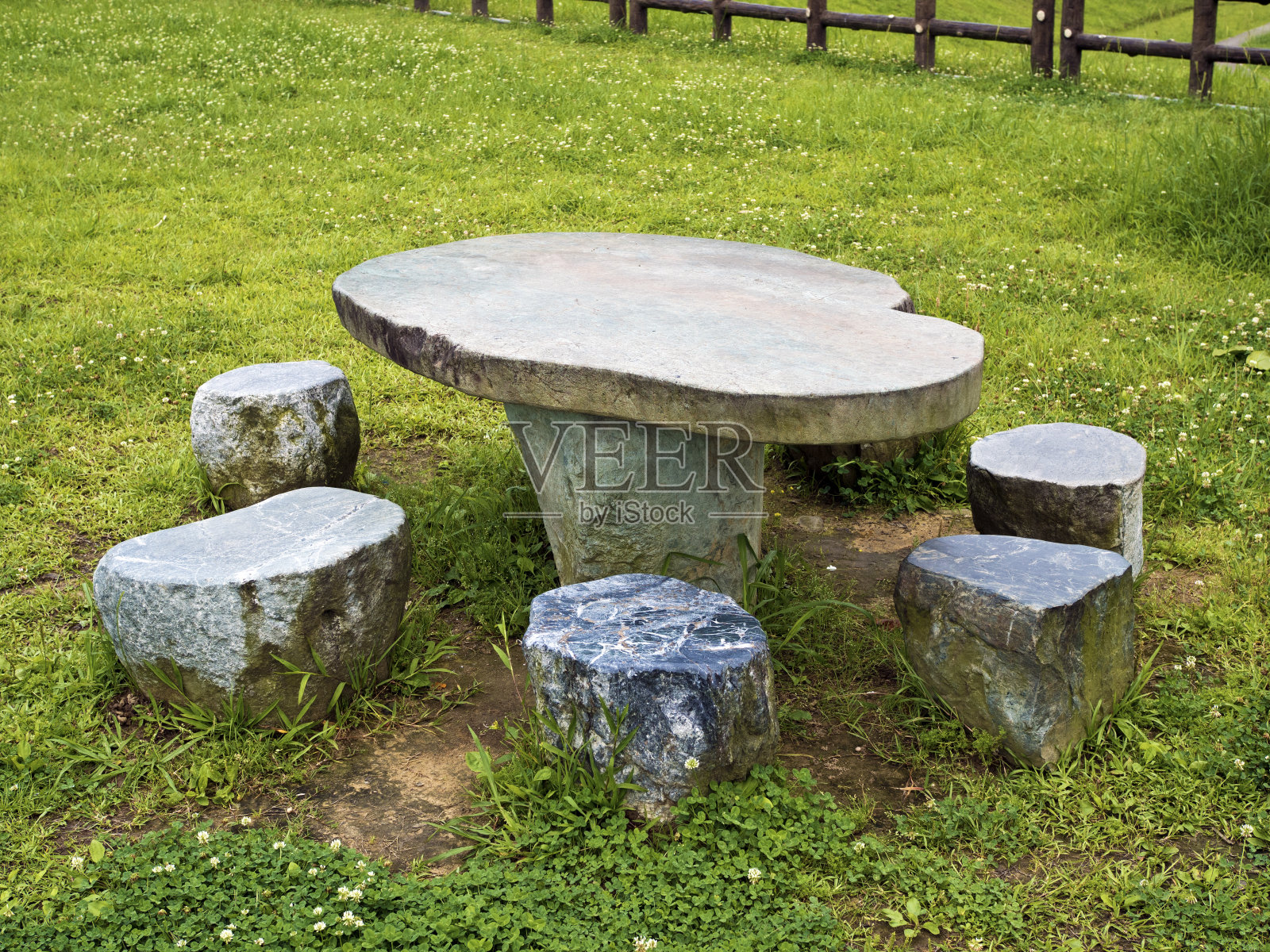 公园里的石桌和长椅照片摄影图片