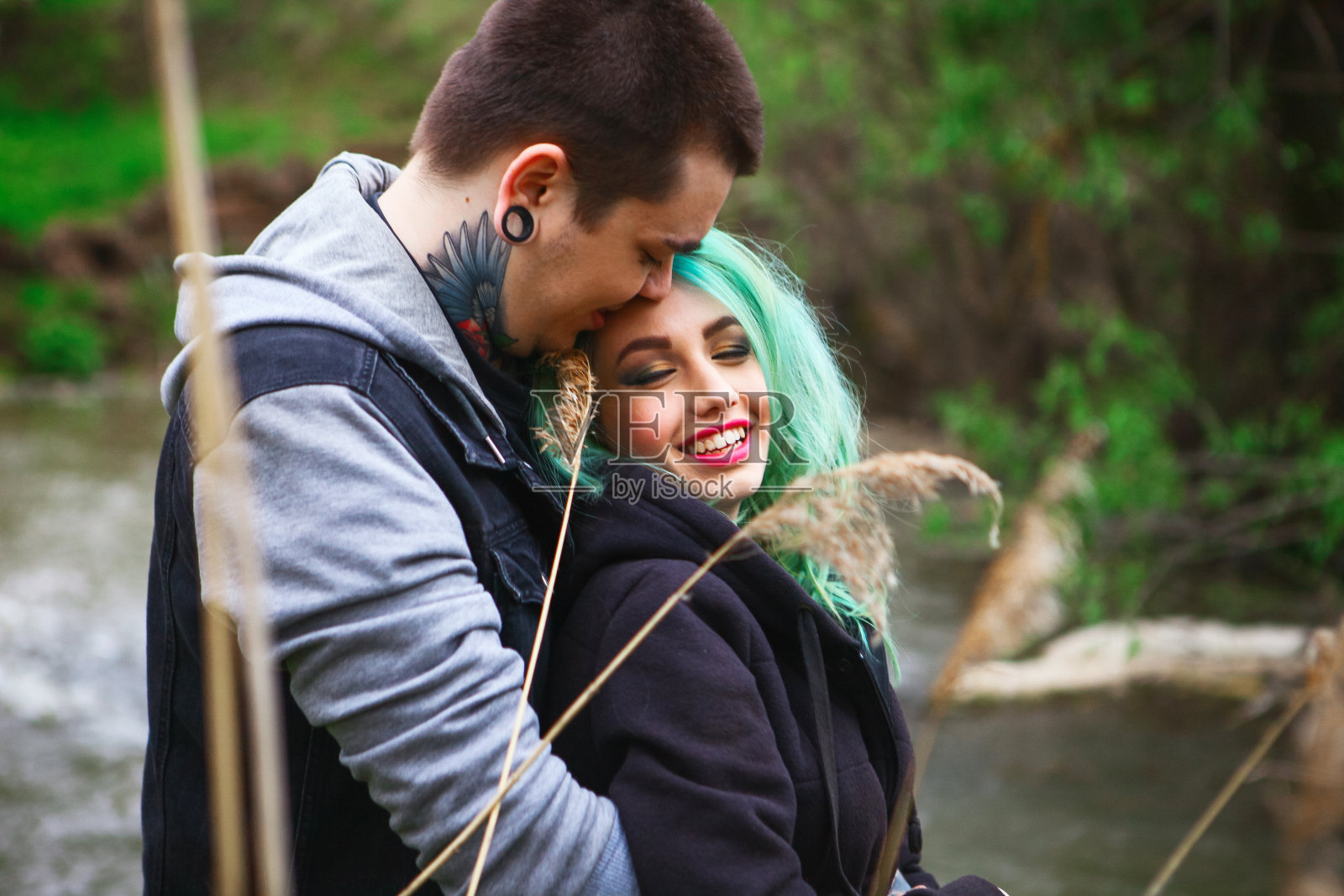 一对快乐的户外活动。照片摄影图片