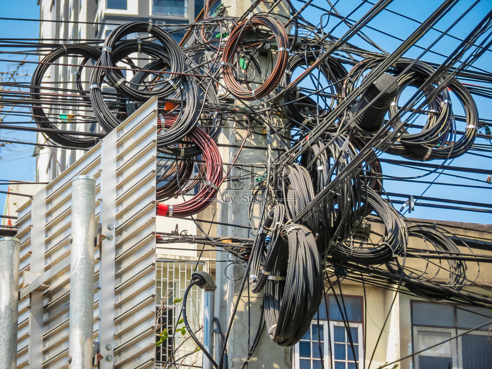 曼谷街头的电缆和电线照片摄影图片