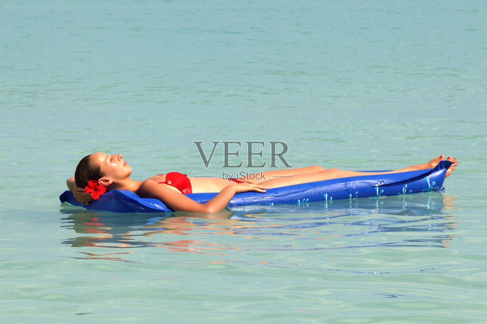 在充气床垫上游泳的女人照片摄影图片