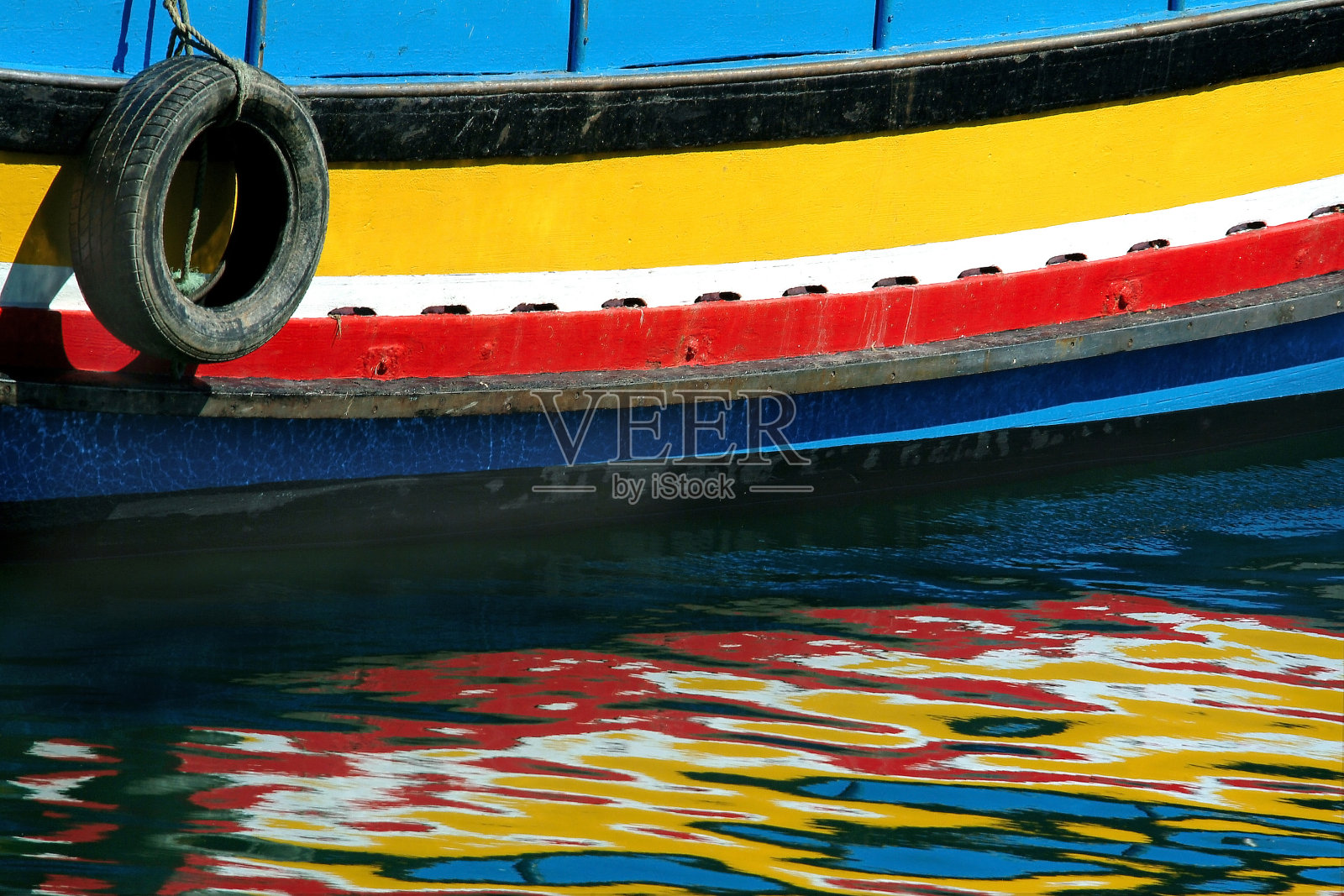 渔船的倒影照片摄影图片