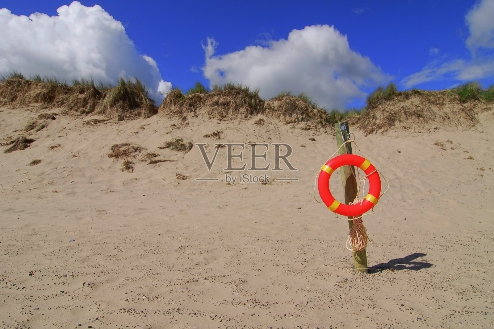 沙丘和救生员照片摄影图片