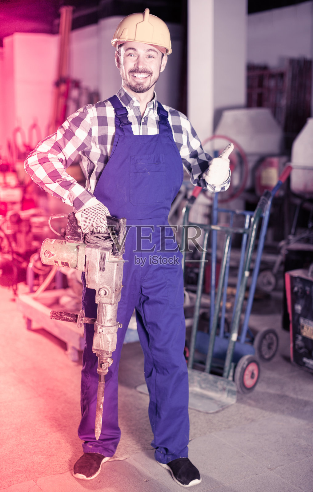 工人用爆破锤工作照片摄影图片