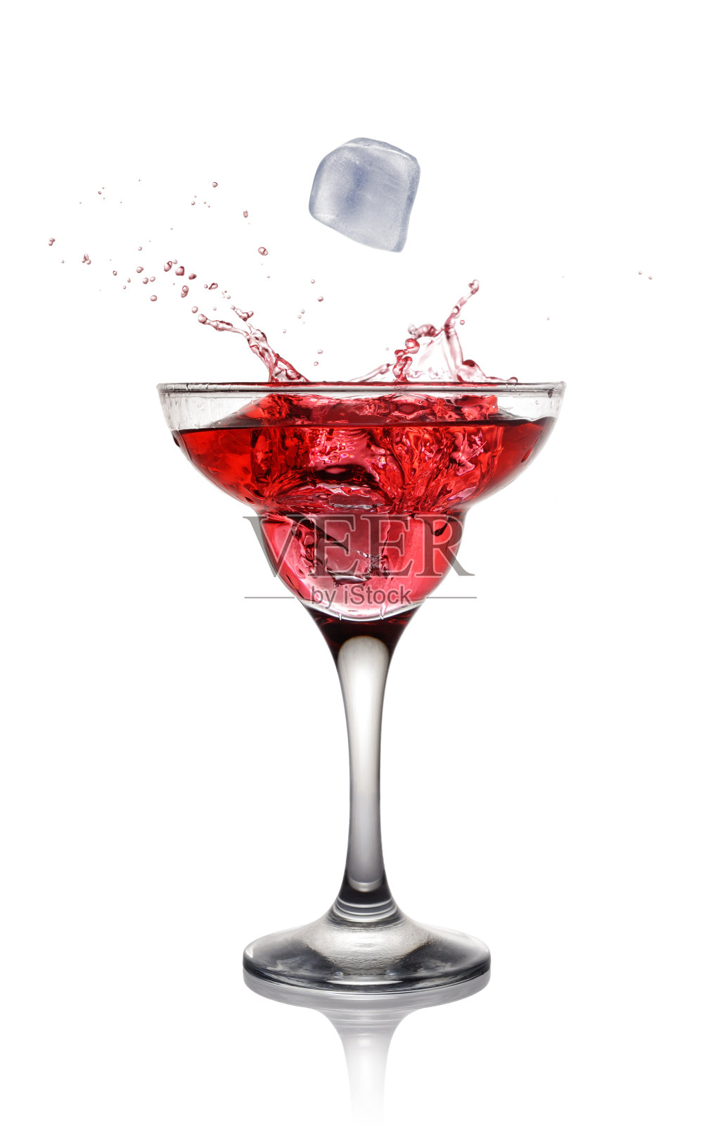 倒入一杯粉红色的酒精鸡尾酒照片摄影图片