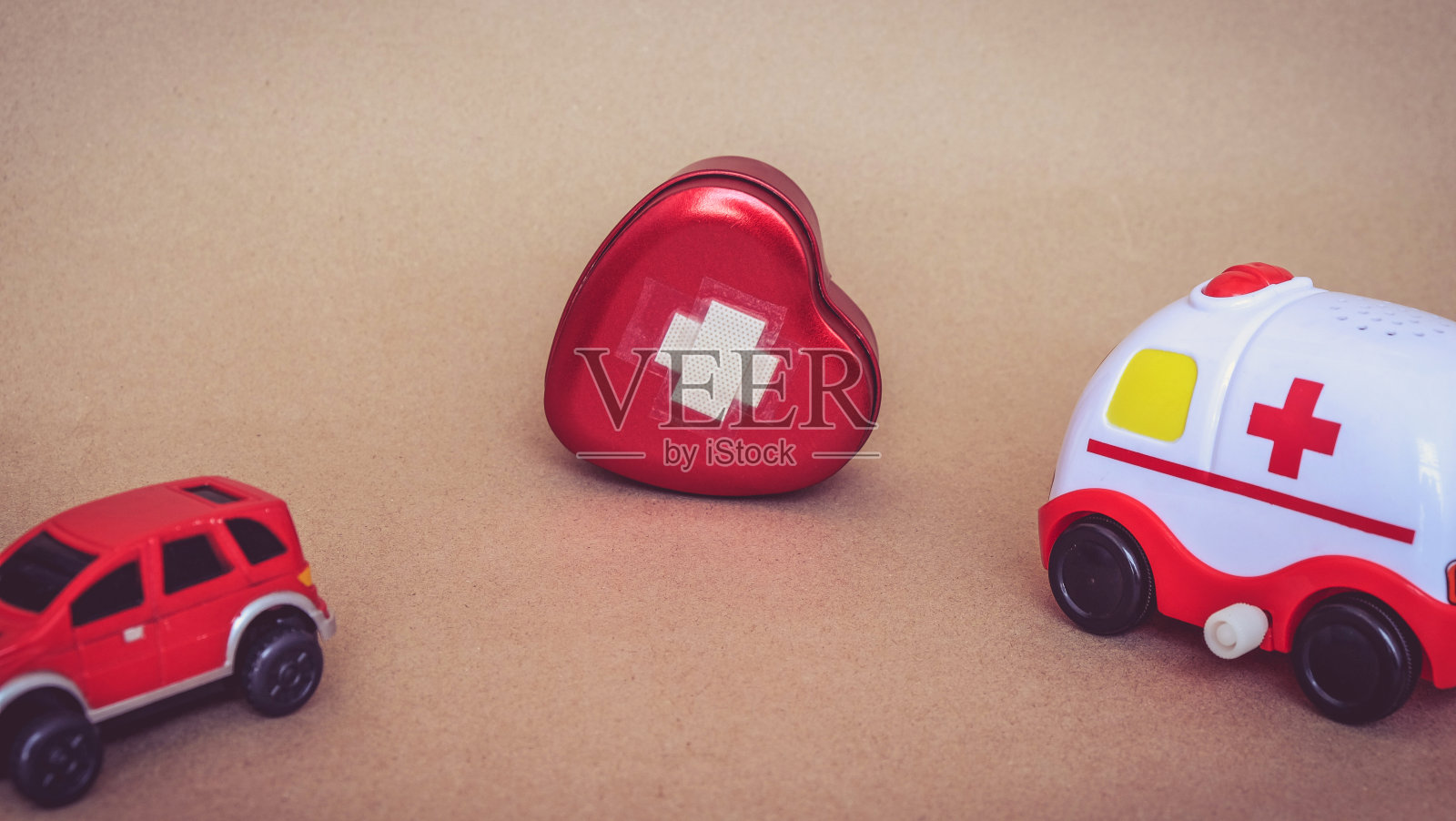 红车玩具离开后和救护车玩具进入了心痛、心伤后治疗的概念照片摄影图片