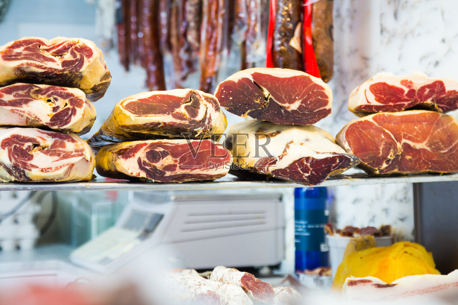 柜台上有熏香肠和火腿照片摄影图片