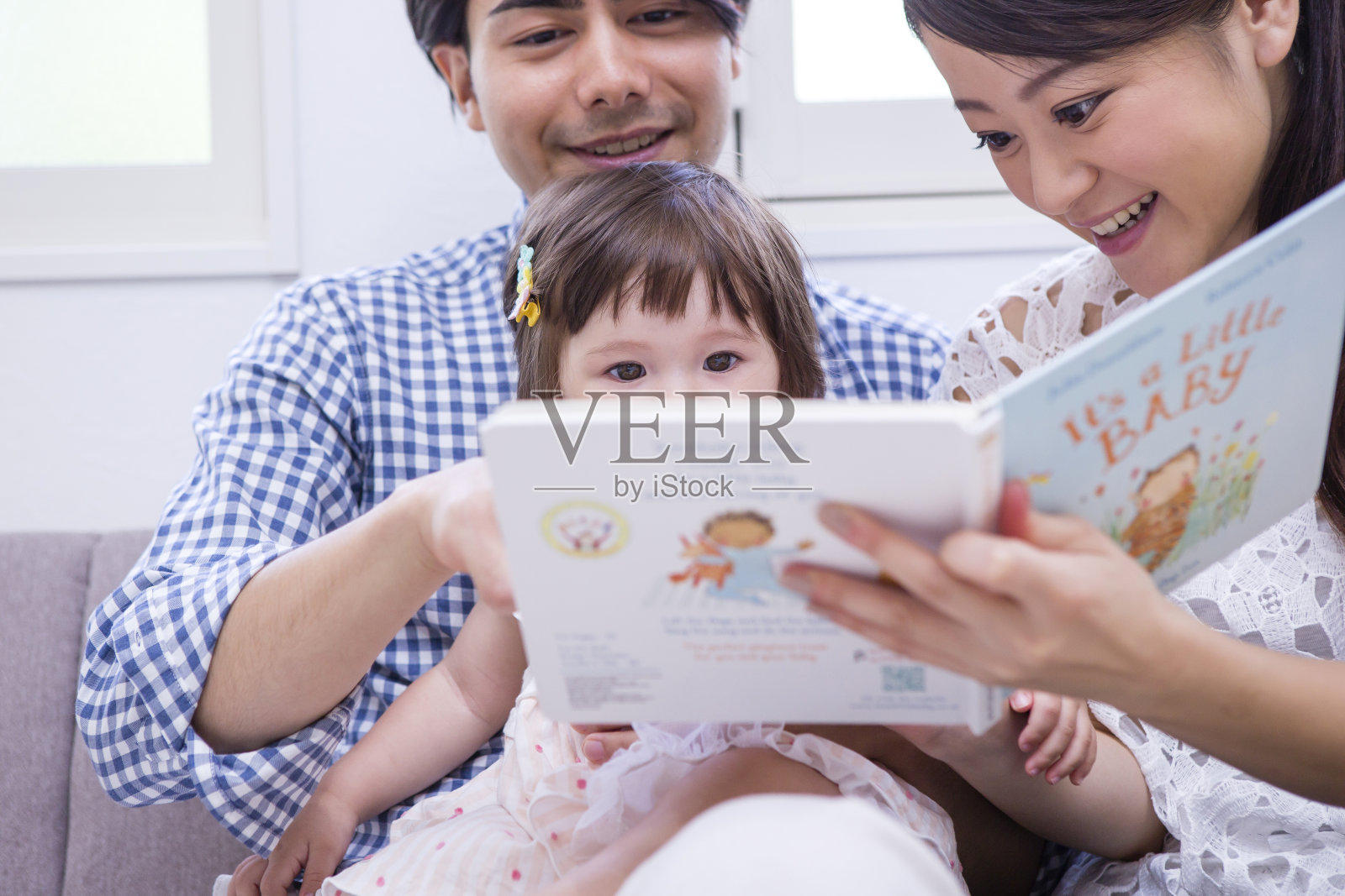 坐在沙发上看书照片摄影图片