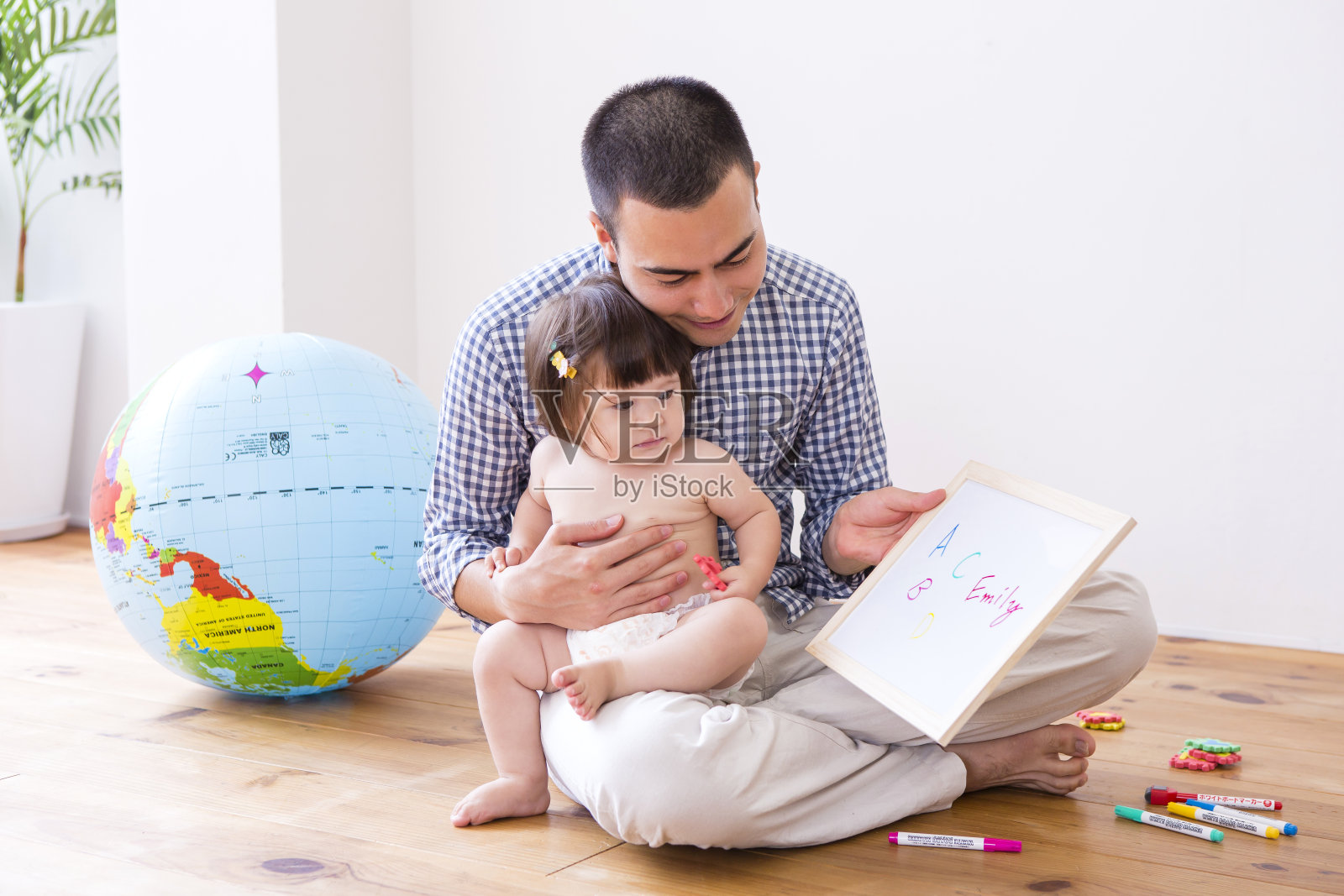 他的父亲和尿布女孩照片摄影图片