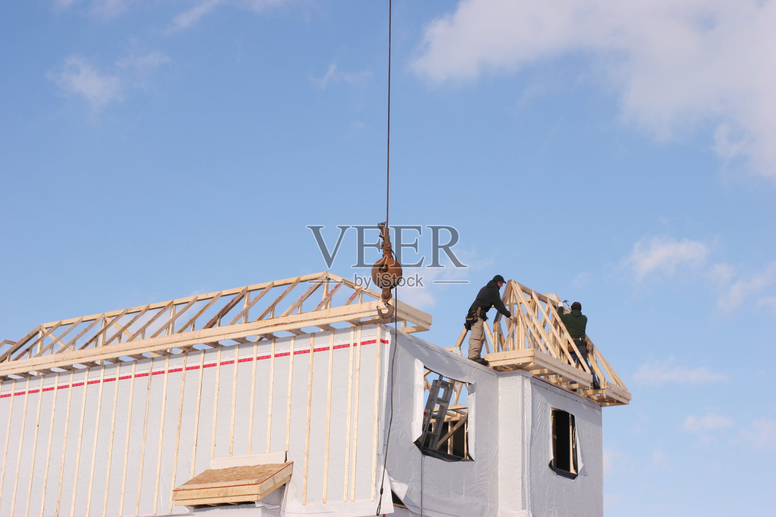 现在屋顶!照片摄影图片