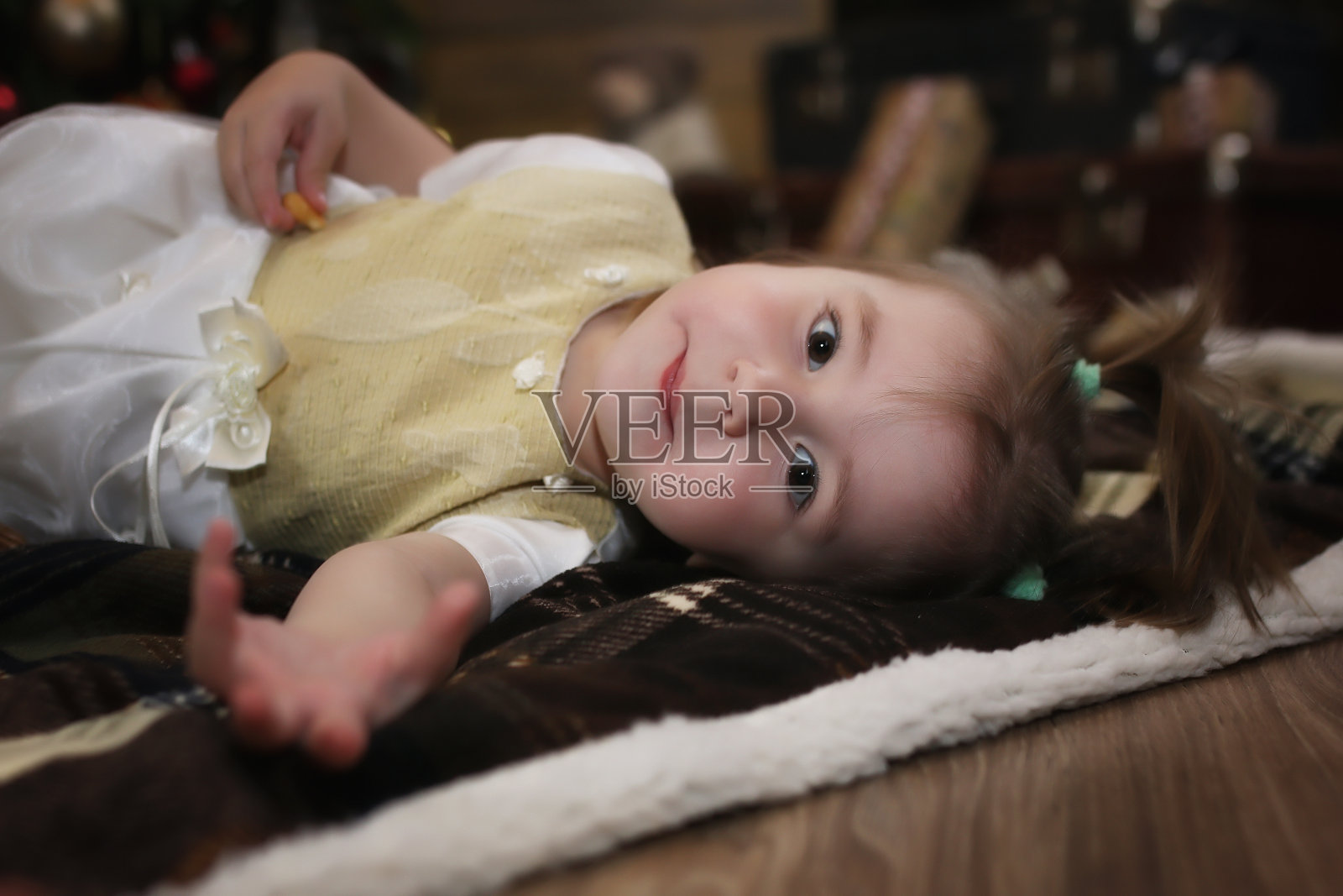 圣诞前夜小婴儿坐在地板上玩耍照片摄影图片