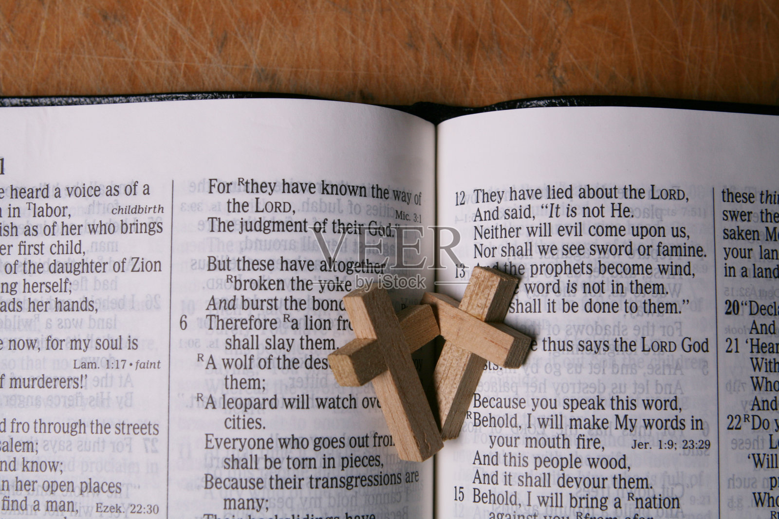 圣经上的十字架照片摄影图片