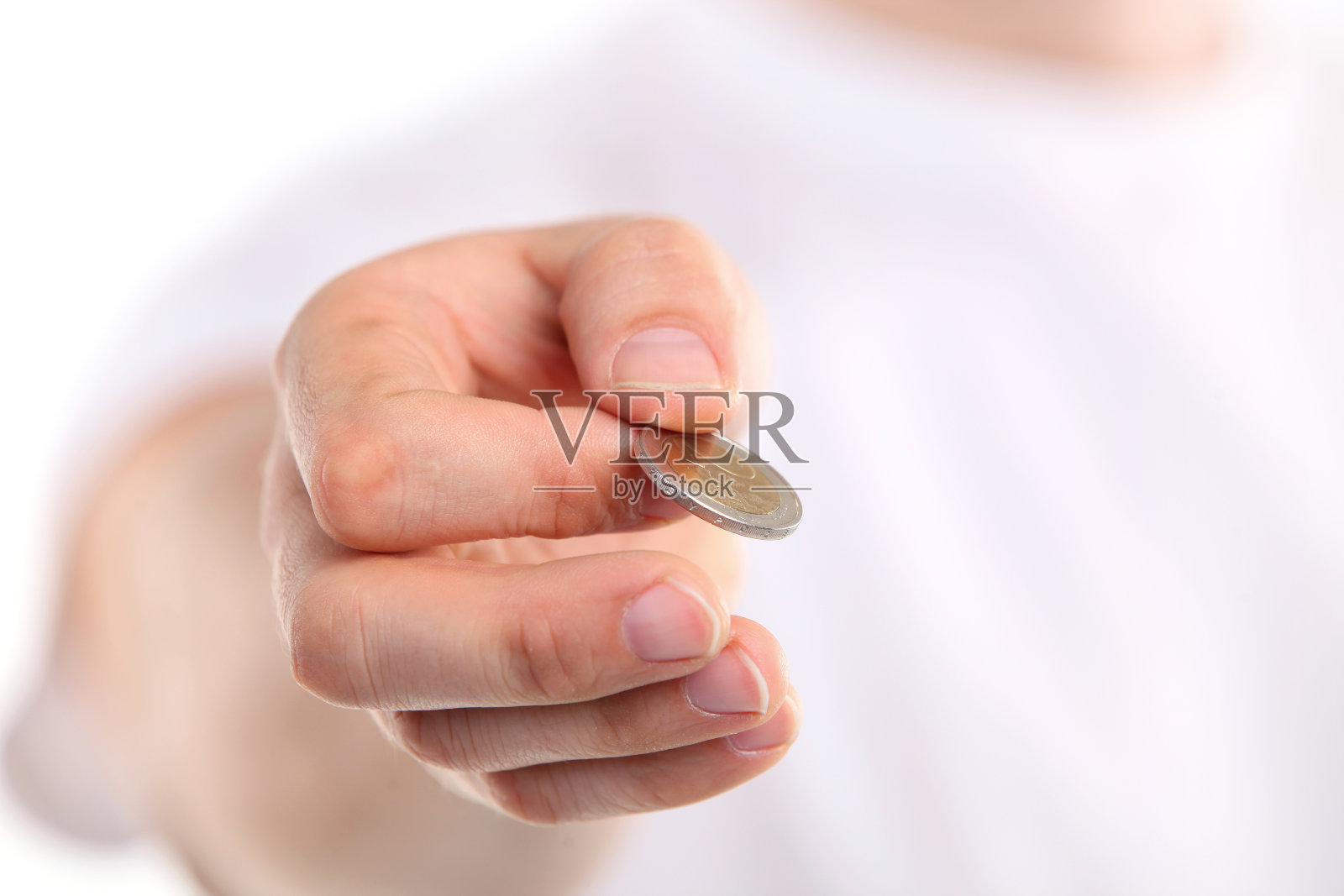 年轻白人男子手持两欧元硬币照片摄影图片