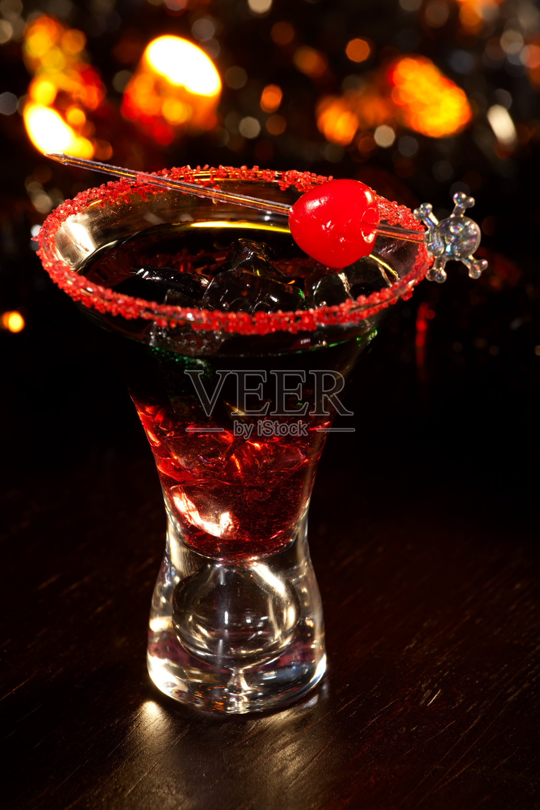 万圣节饮料-魔鬼的血鸡尾酒照片摄影图片
