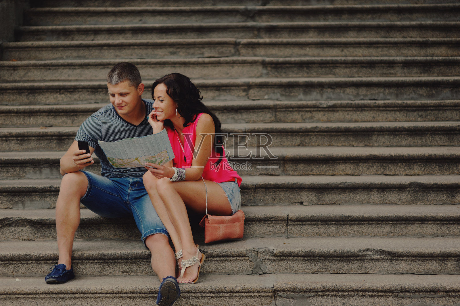 一对年轻游客照片摄影图片