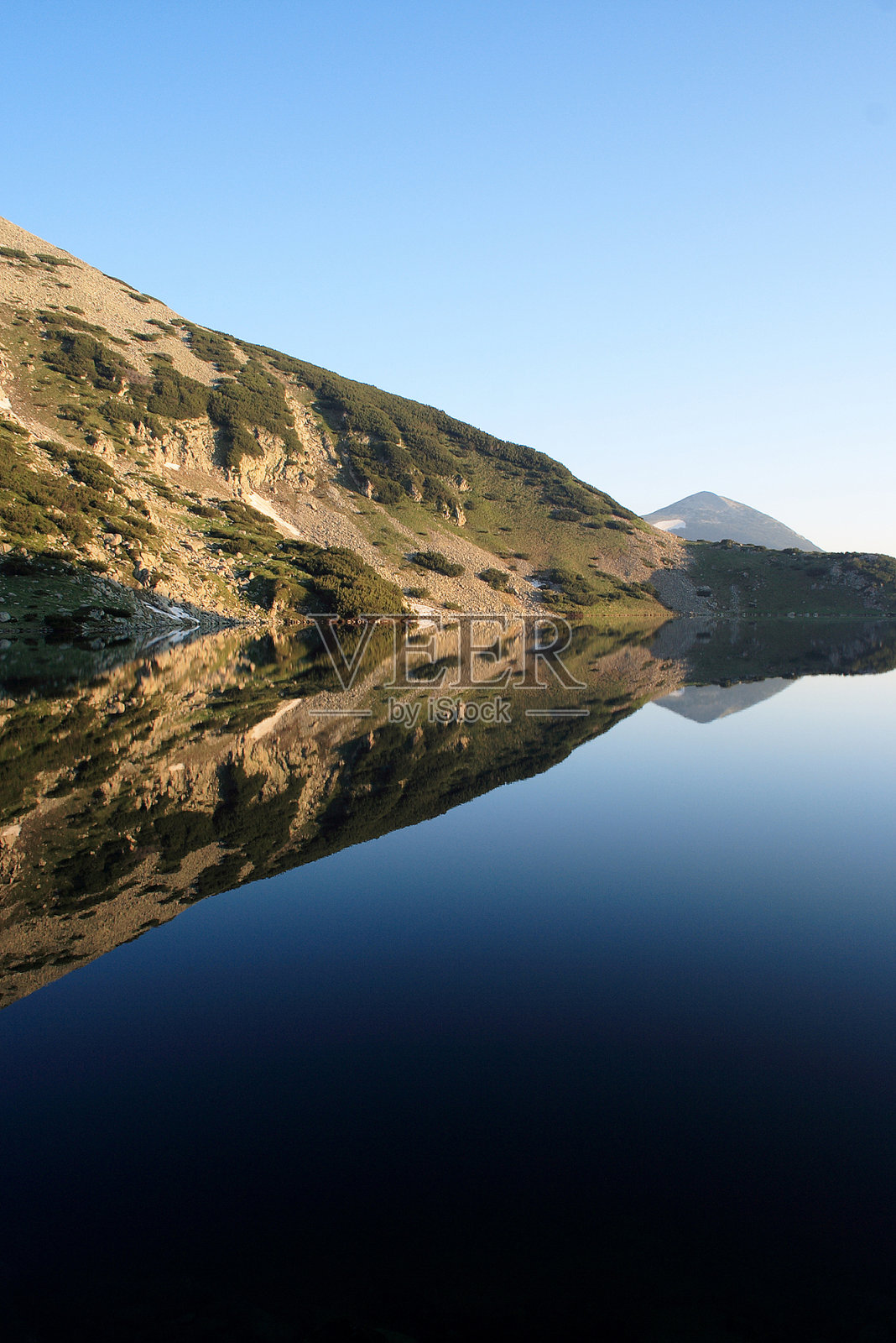 早晨反射的阳光照耀着山峰照片摄影图片