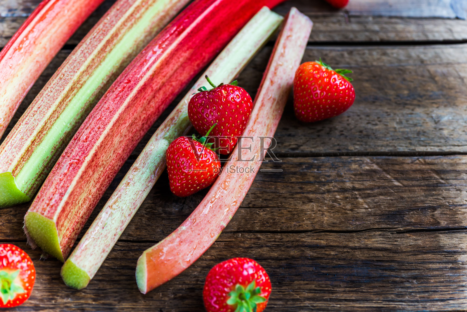 切碎的大黄和草莓照片摄影图片