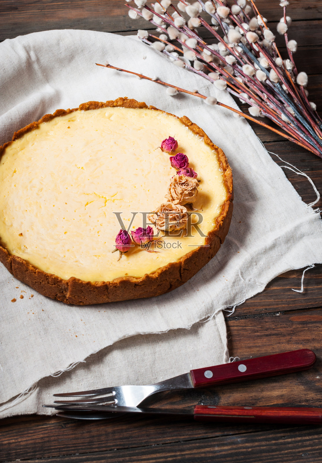 自制芝士蛋糕-健康有机夏日甜点派芝士蛋糕照片摄影图片