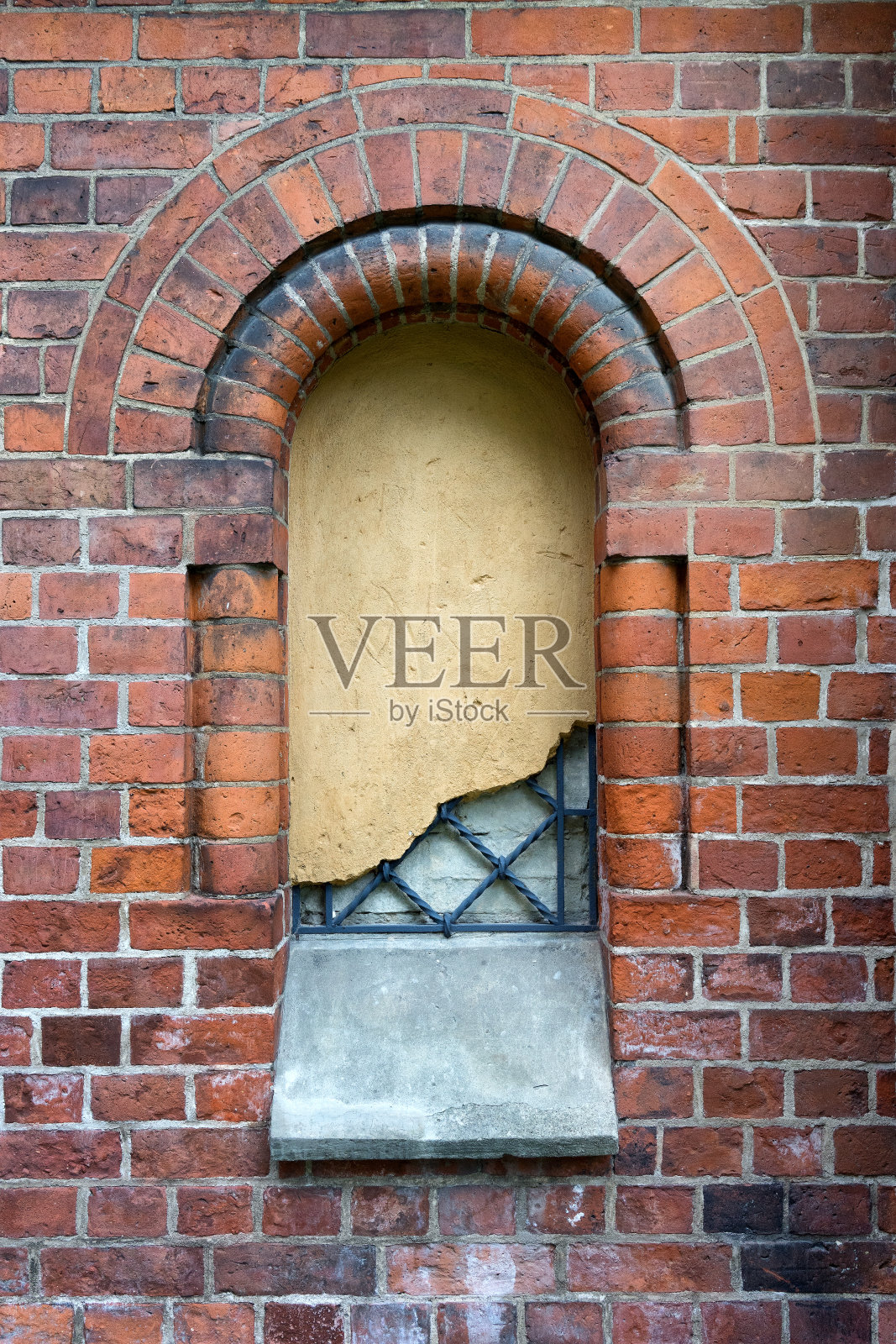 老房子里有紧闭的夹板窗和栏杆照片摄影图片