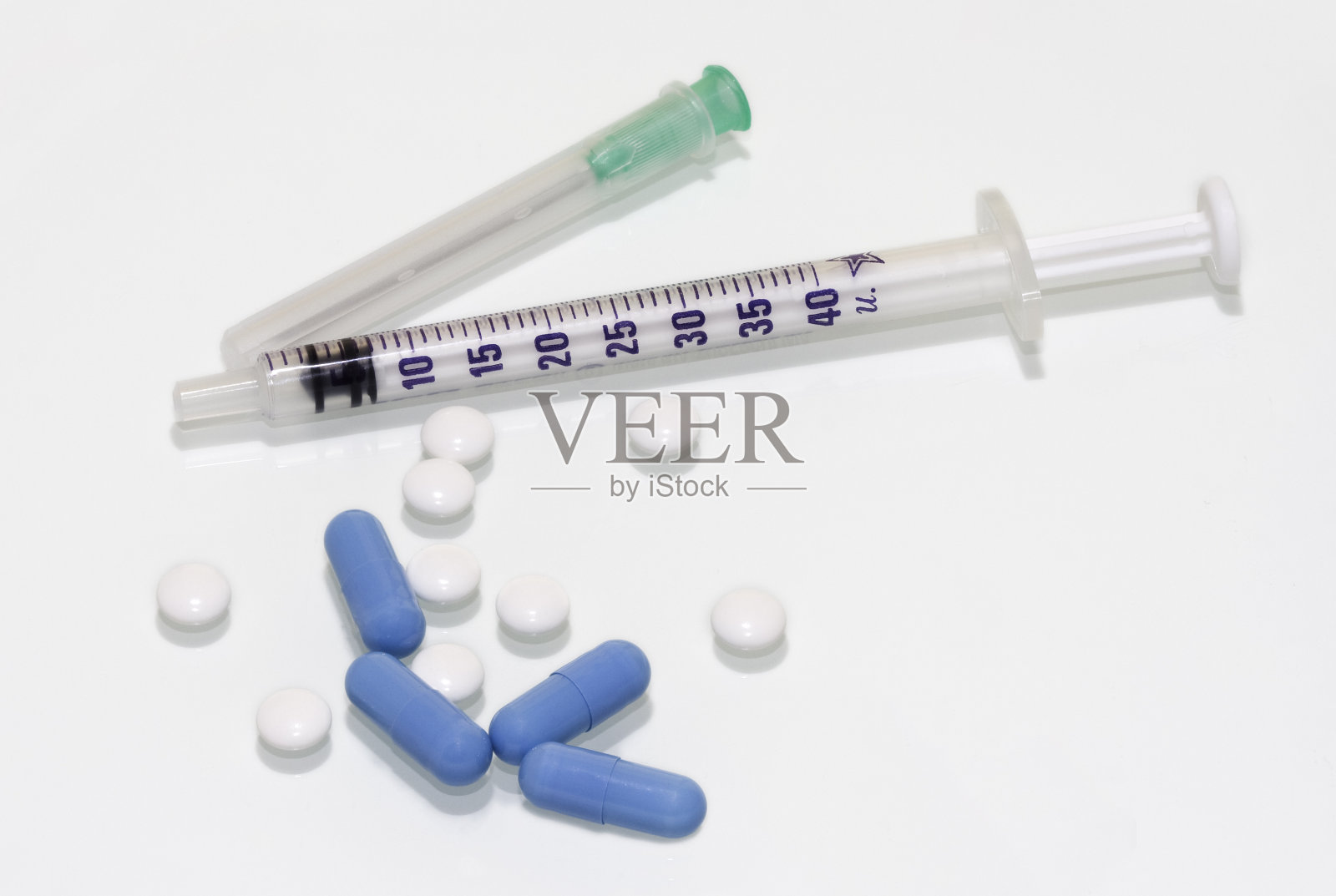 白色背景注射器特写镜头照片摄影图片