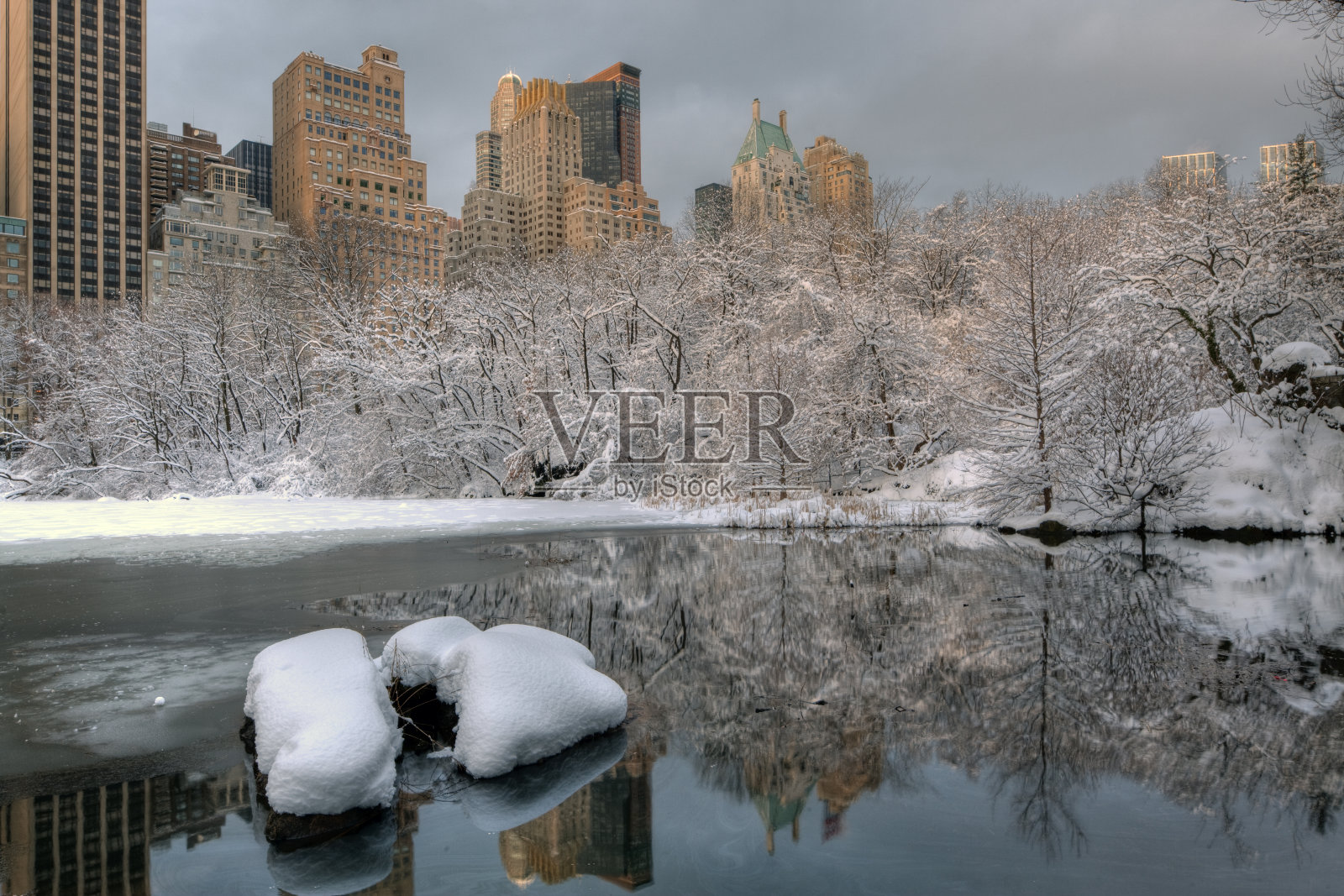 湖面上有暴风雪照片摄影图片
