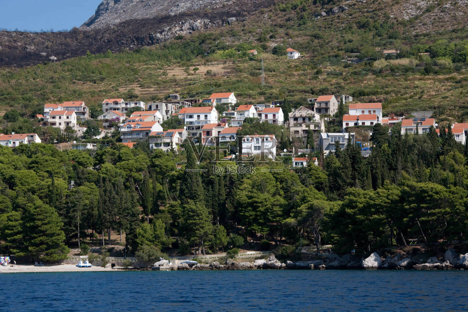 克罗地亚海岸从普拉特到杜布罗夫尼克之间的海湾。照片摄影图片