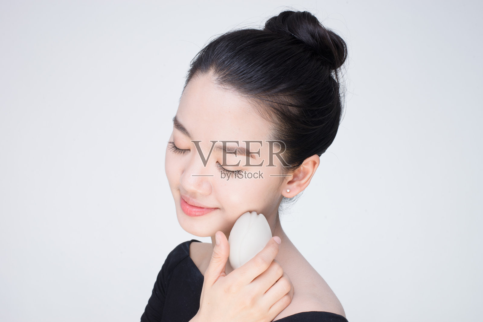 一个亚洲美人的肖像孤立在白色照片摄影图片