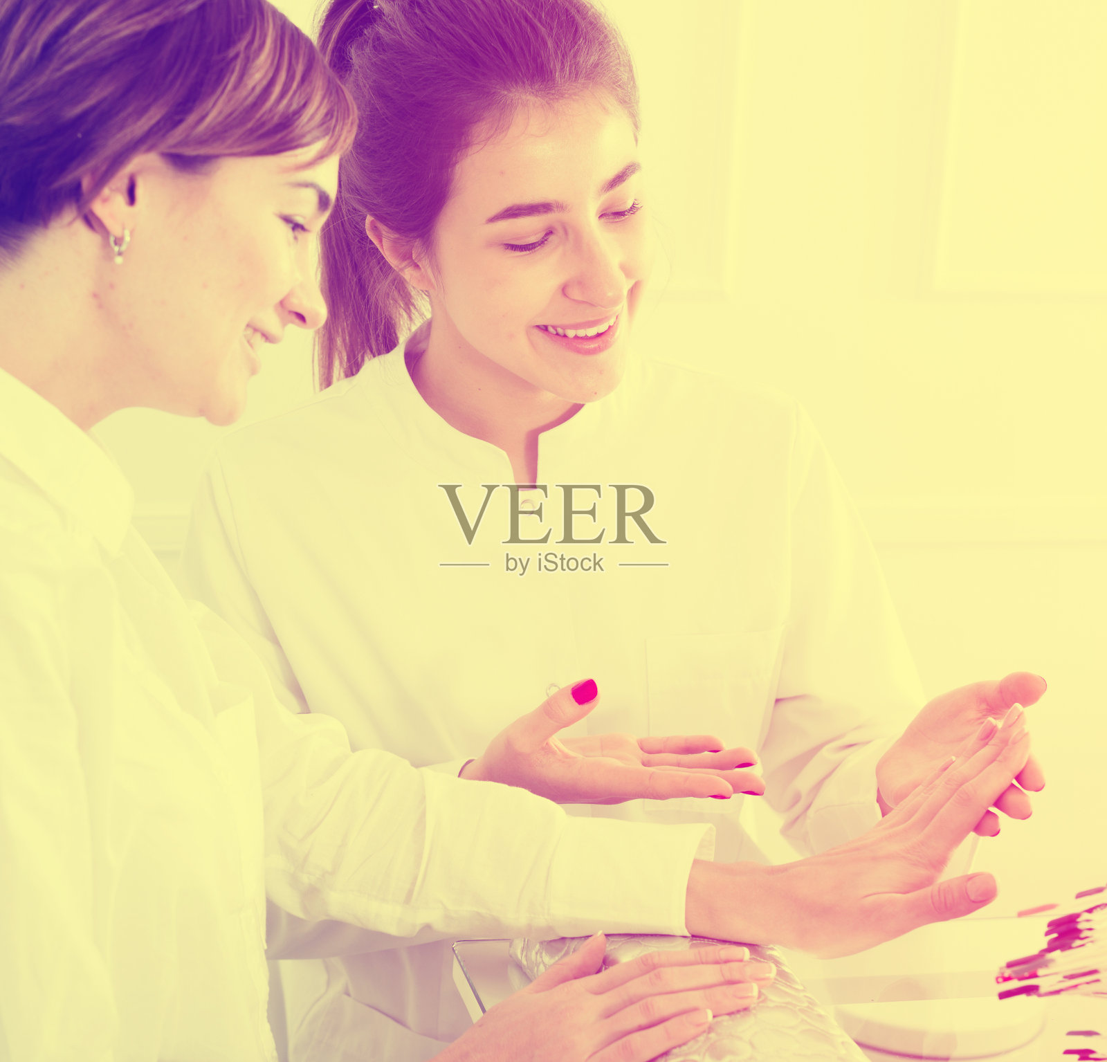 女人做指甲照片摄影图片