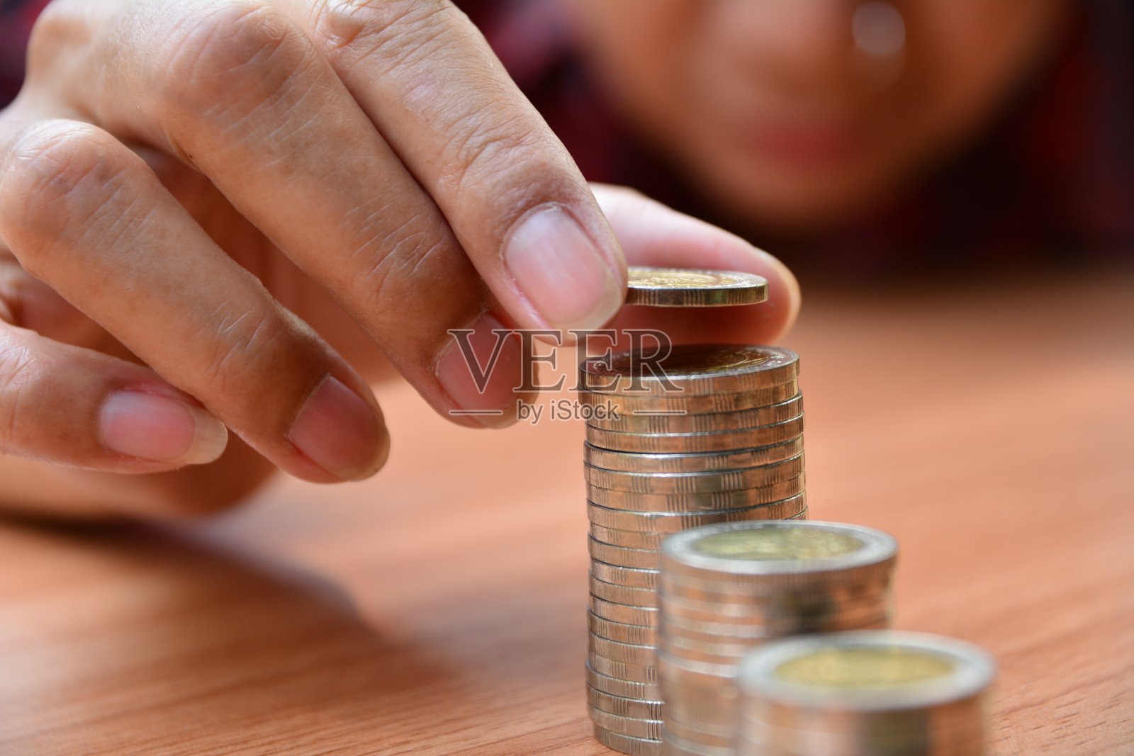 存钱理念和手放硬币堆叠照片摄影图片